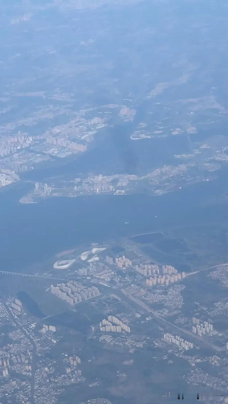 坐飞机飞越湛江市的上空。从飞机上看下来，湛江的城市轮廓还是非常的清晰。以湛江湾为