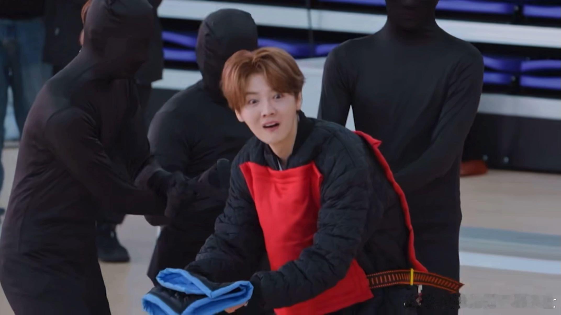 鹿晗看到高瀚宇跪下的反应高瀚宇给鹿晗跪下送衣服鹿晗大概没想到，撕衣服比赛变成受