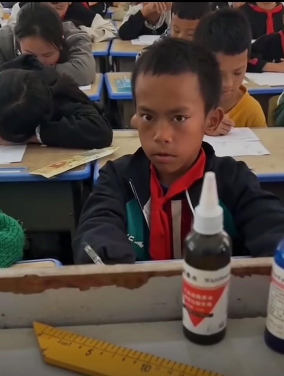 孩子的眼神中透露出对知识的渴望！另外，还有对父母的交代，对同桌的信任，眼神中还透