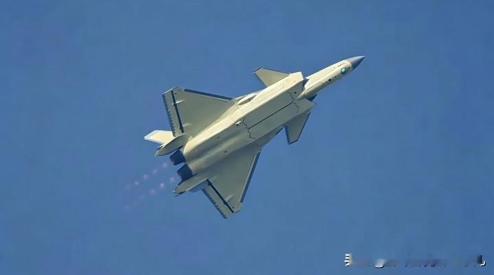 开始上量！WS-15版的歼-20A飞行图来了，“马赫环”清晰可见WS-15推