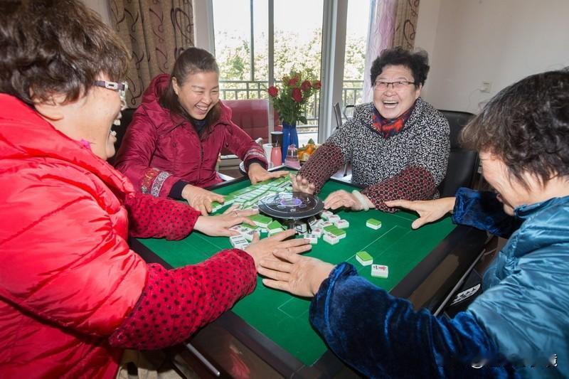 老年人有必要攒太多存款吗老年人真没必要攒太多存款。身边好多老人，省吃俭用攒下几