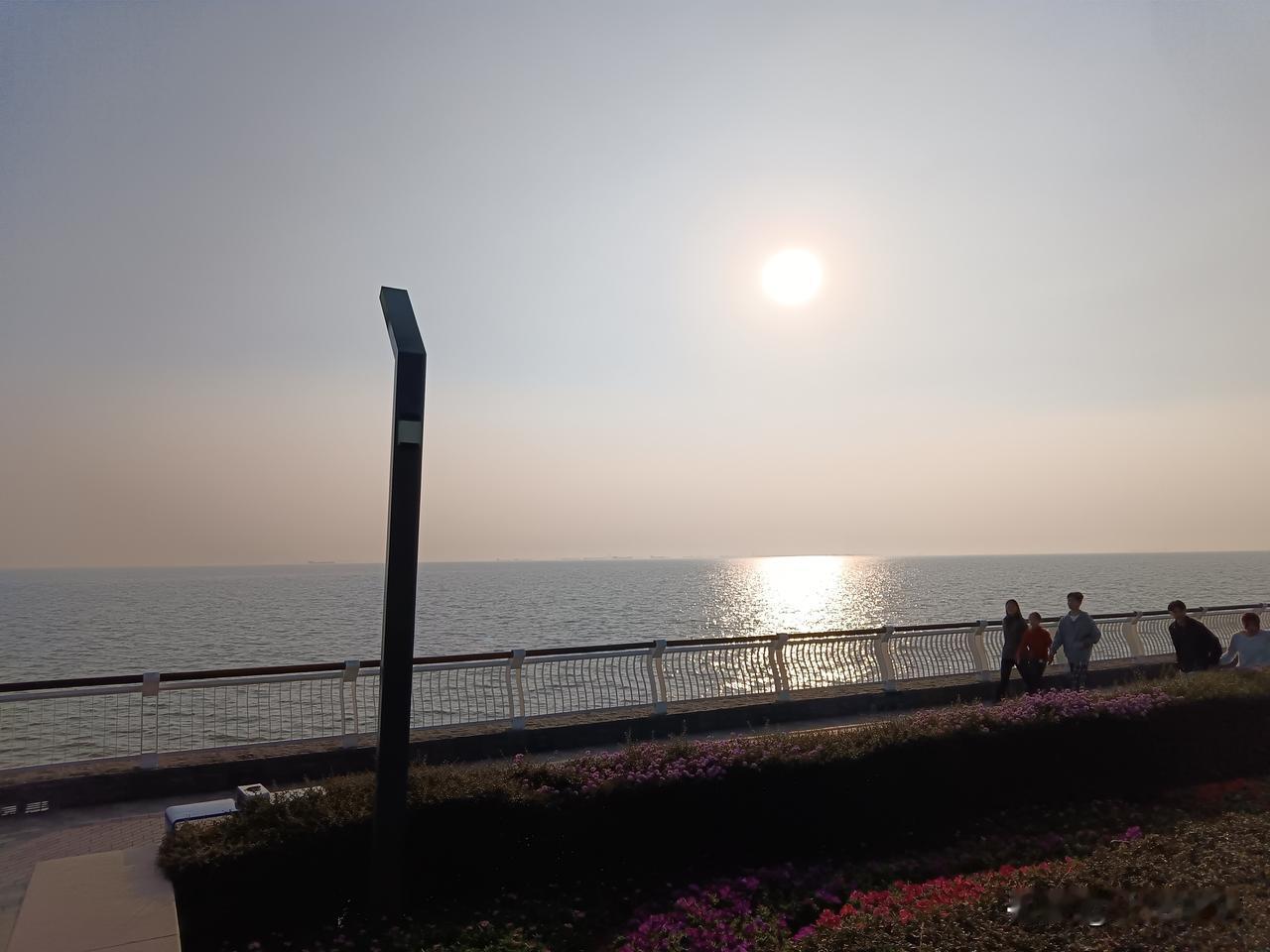 东莞究竟算不算沿海城市，一直存在争论。有人认为，东莞地处广东省南部，位于珠江