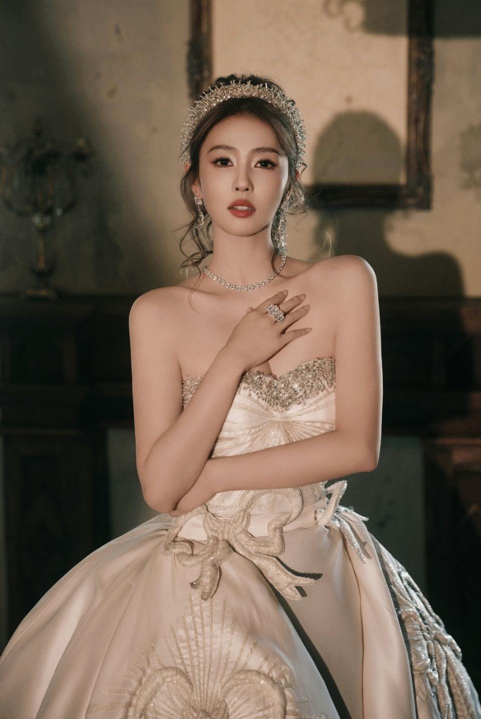 白鹿财迷属性暴露了，是那个手机壳都要暴富的小白鹿。今天发色真美！独属于白鹿的发财