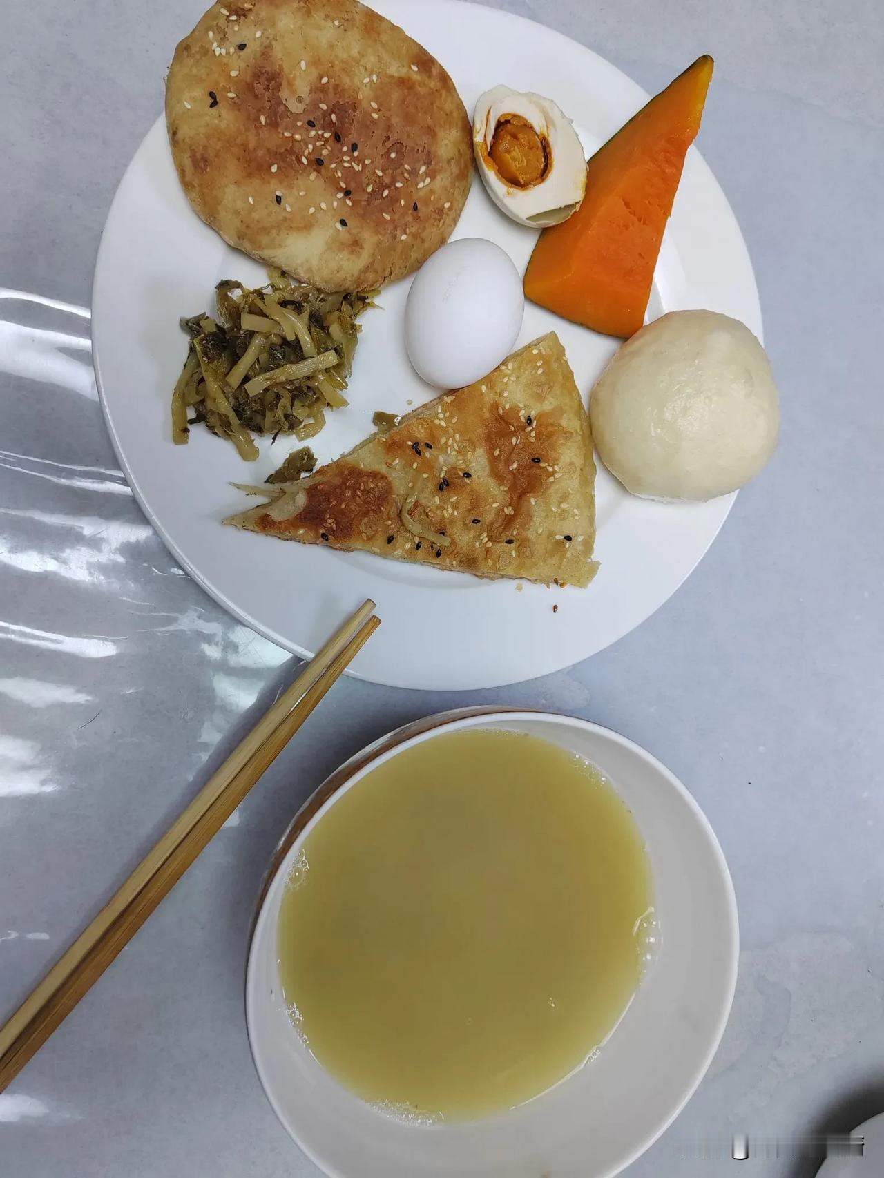 我们船上蔬菜库比脸还干净了，只剩白菜，土豆，圆葱，南瓜和芋头了。正餐没有蔬菜确实