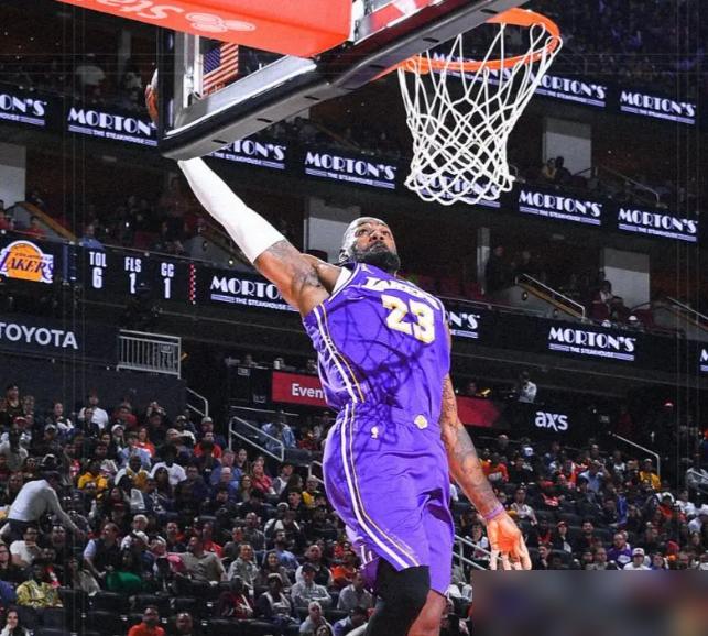 湖人七连胜全是虚假繁荣，更衣室的炸药桶已经彻底炸开了。41岁的詹姆斯累得叉腰大口