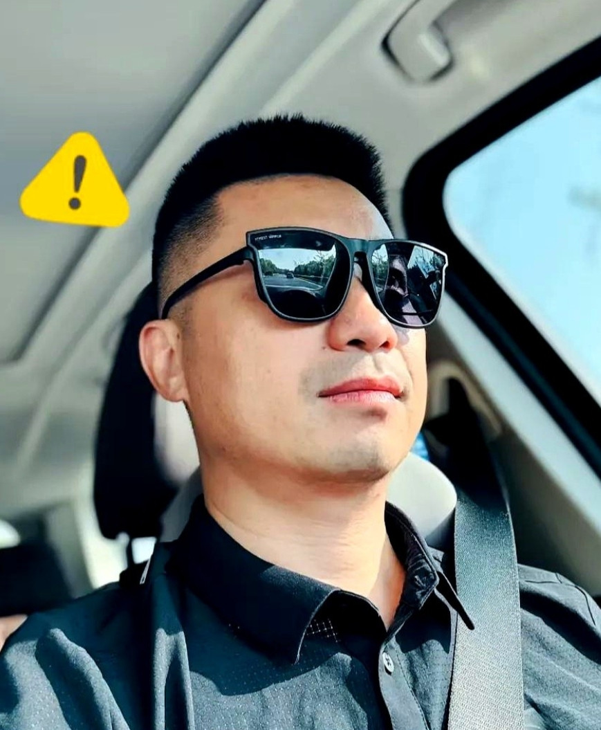 我老公的朋友40多岁了，失业在家两年多，也不知道做什么工作好。他本人没文化没