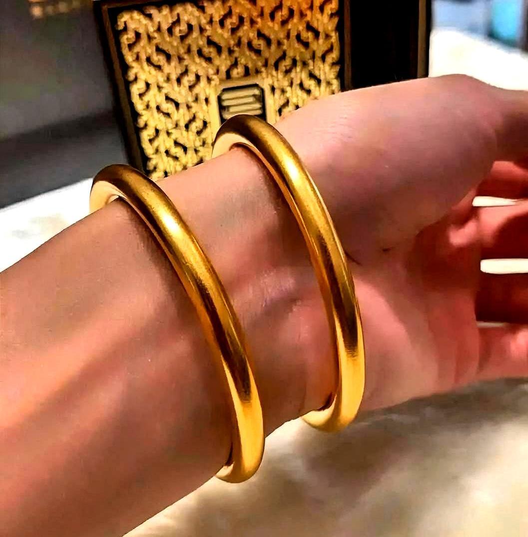 一条消息，让单位群死寂30秒。同事王姐，突然甩出一张照片，一对金手镯，30