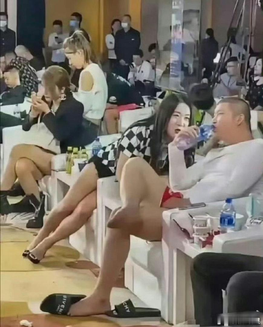 一群东北网红的聚会，站没站相，坐没坐相，是短视频和直播带货成就了他们。​​​