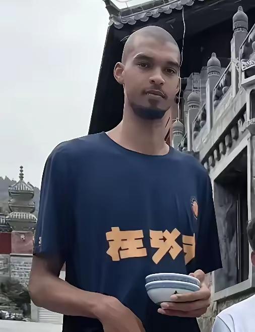 进入空门已经六天的文班亚马，身着一件“在功夫”的T恤，手持钵盂，很地道！​​​