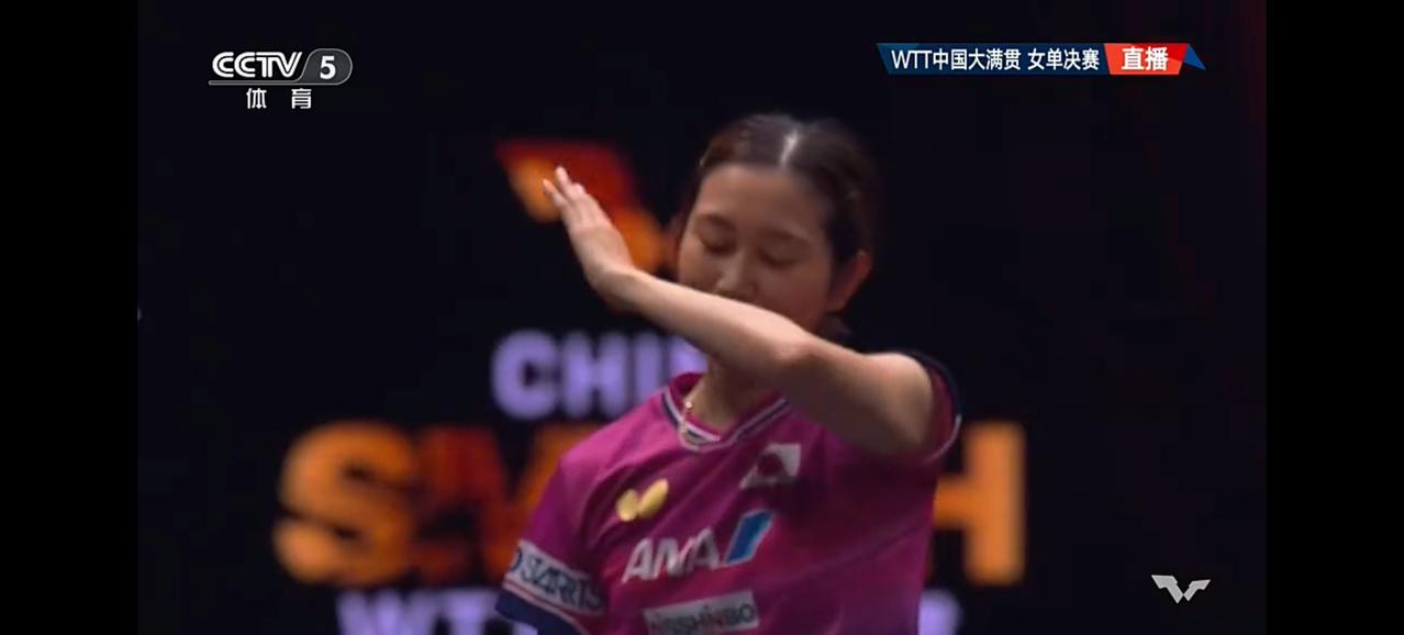 王曼昱彻底打服了佐藤瞳，4:0横扫对手，卫冕北京大满贯女单冠军。整场比赛王曼昱
