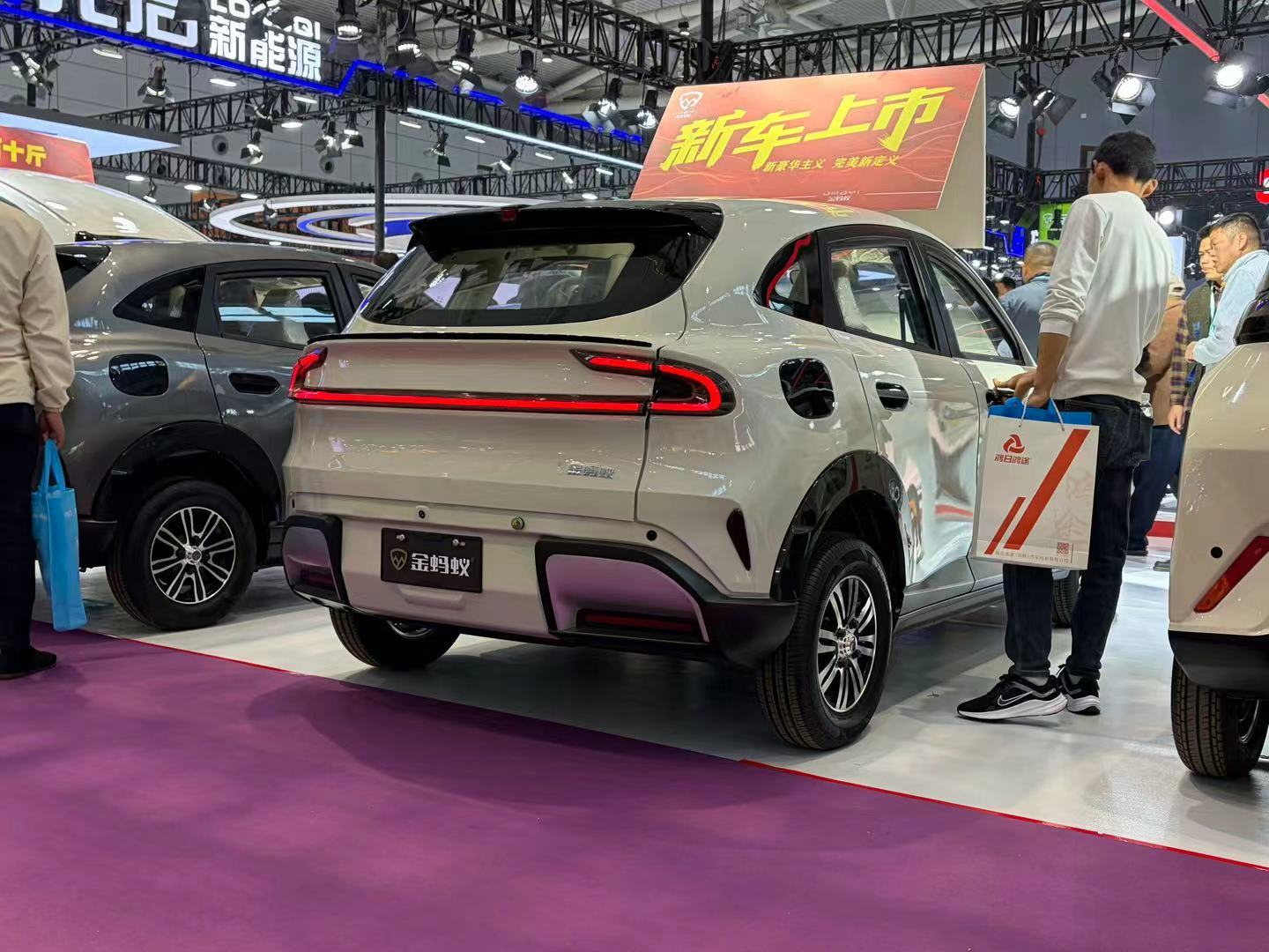 这不告他侵权？？小米YU250都能上车展了