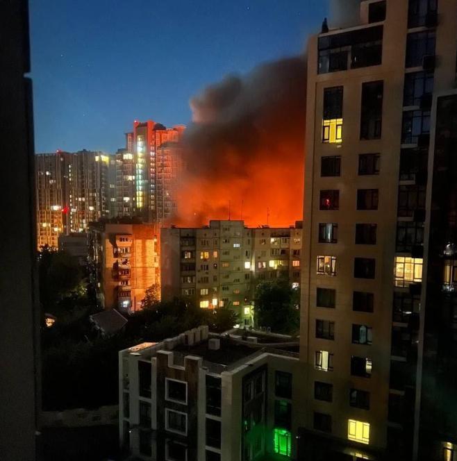基辅深夜一声巨响，直接炸穿了西方捂了好几年的遮羞布。藏在万豪酒店三楼到七楼的那批