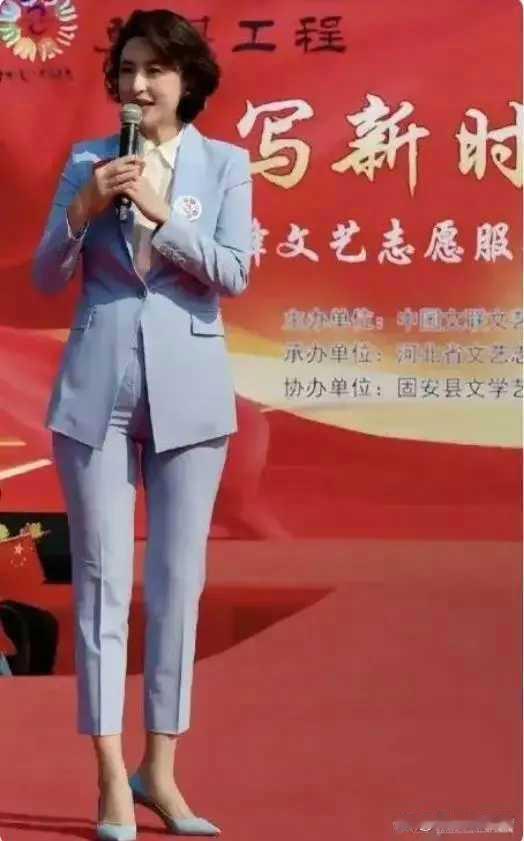 为什么？宋佳穿这样没有人说，张蕾穿那样被骂不得体，到底为什么