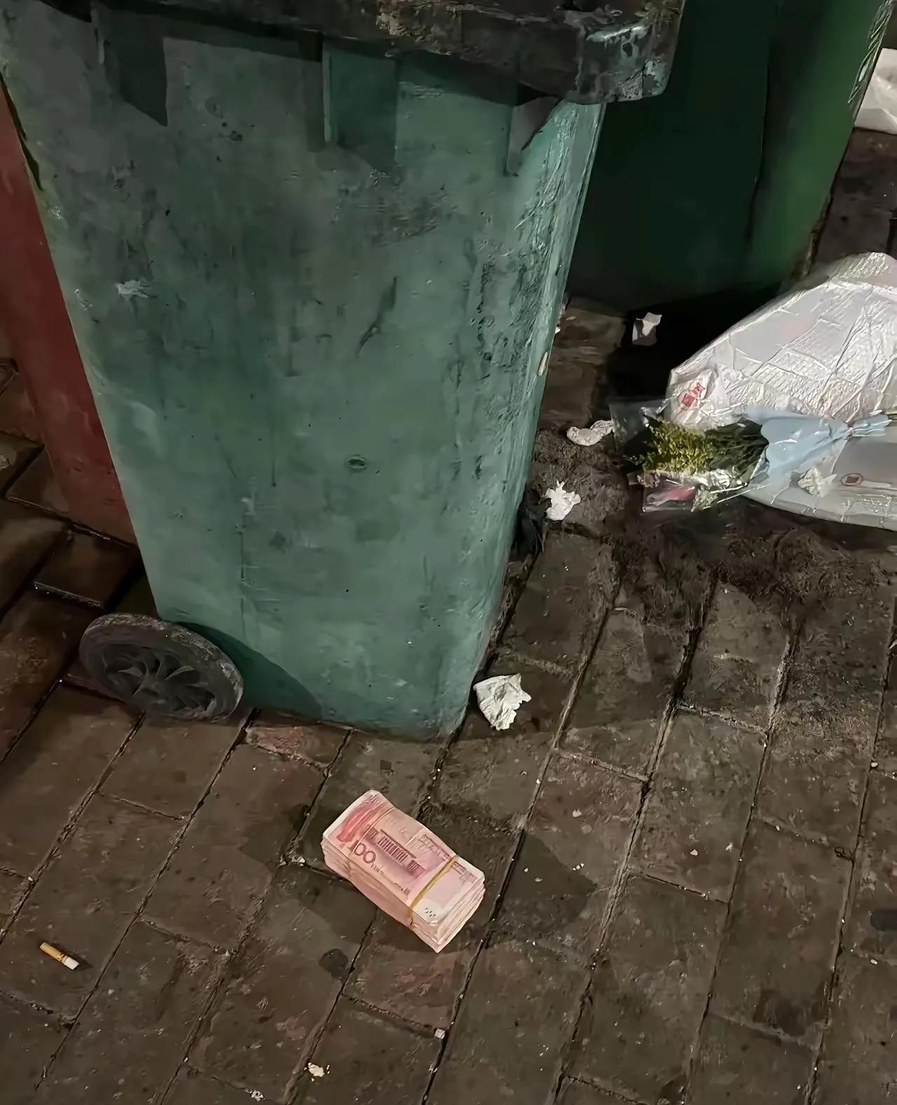 早晨因为单位效益不好，几个月没有发工资了，正站在阳台上在为生活难以为继发愁。突然
