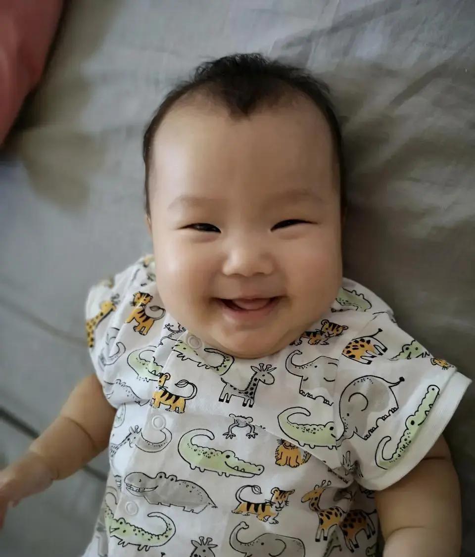 新生儿首月3信号闪现，竟预示大脑超速发育？普通宝宝哭闹无序，它却精准锁定妈妈声！