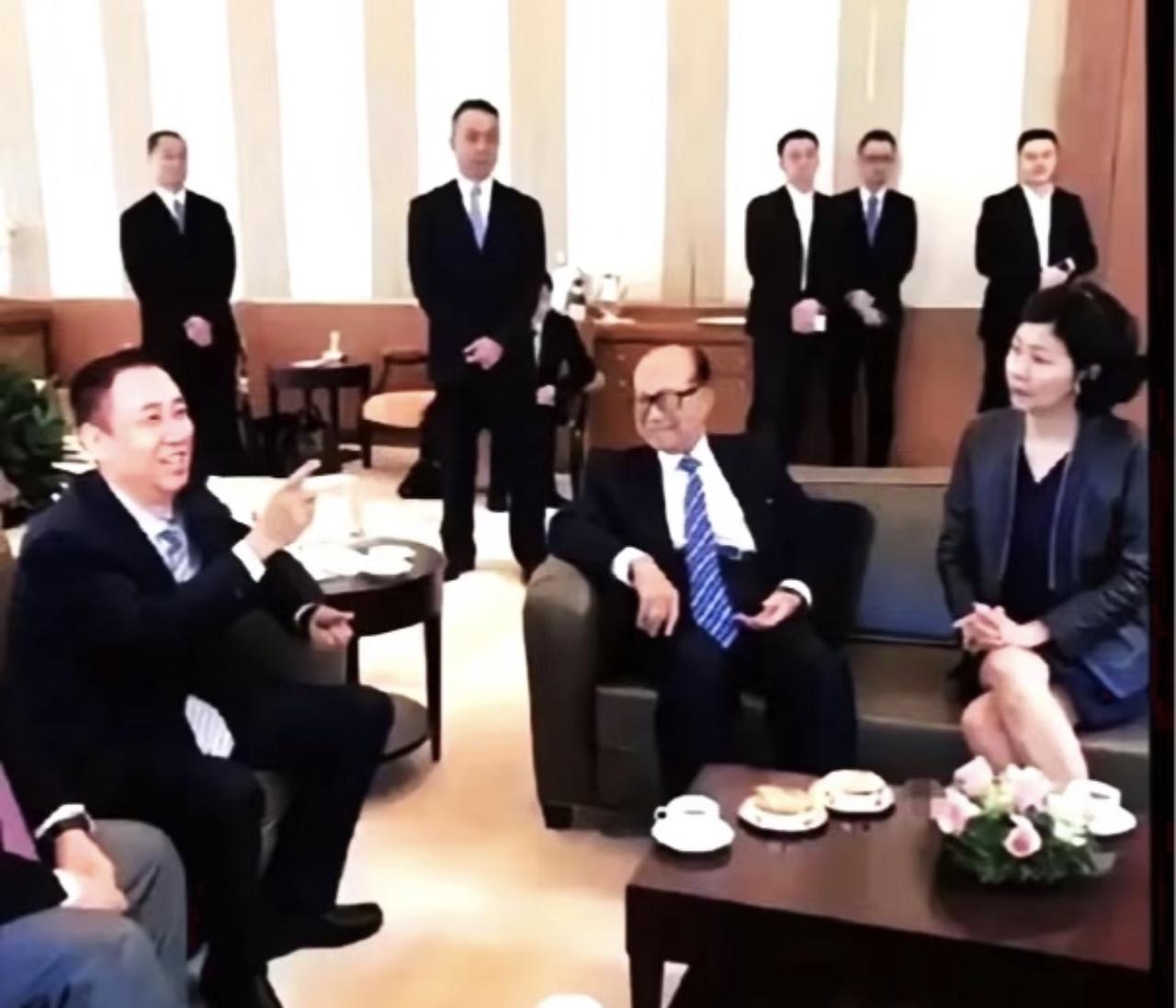 很多人传当年许家印赴港见李嘉诚，是专程去听地产风险忠告的，其实完全搞反了。这张截