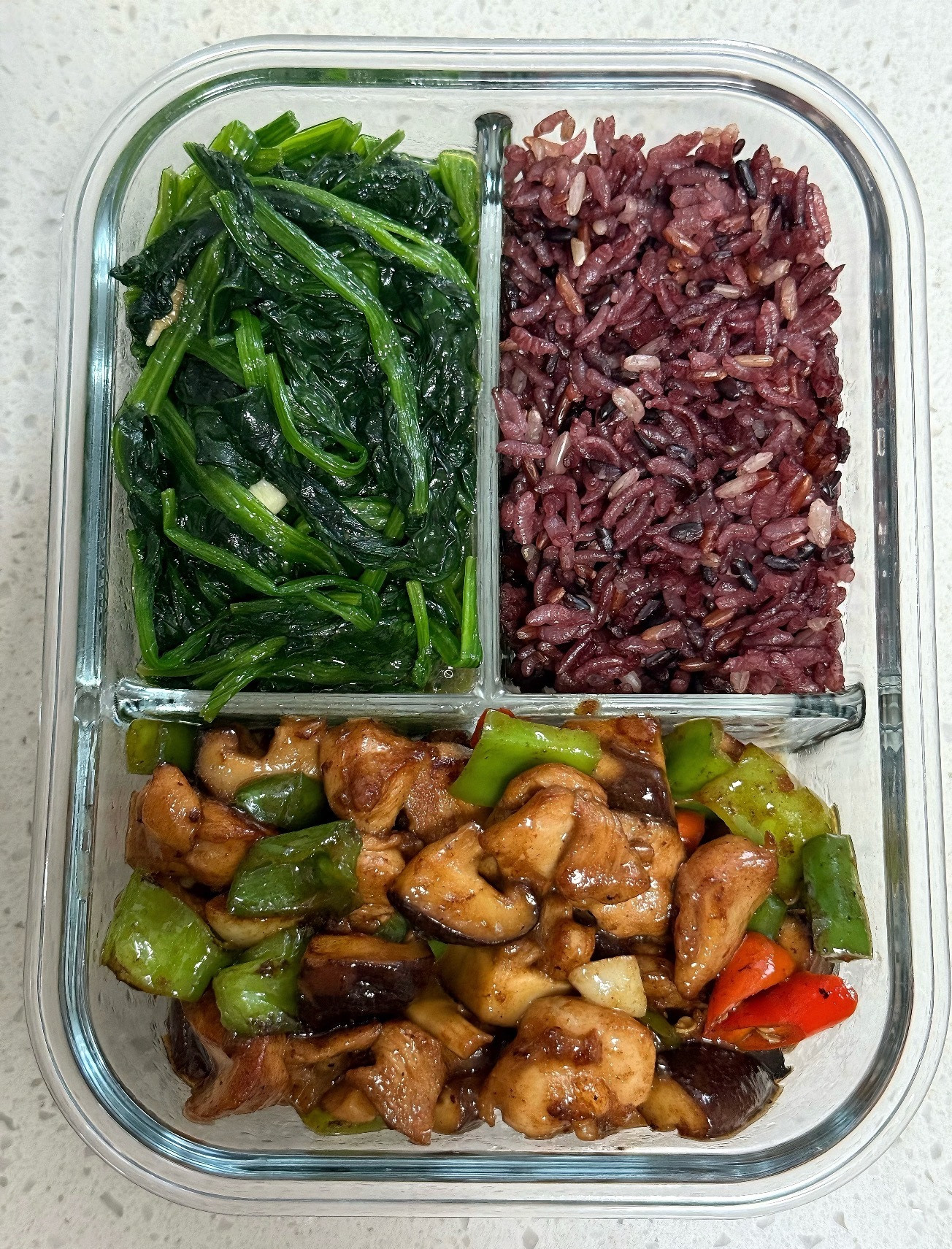 坚持带饭上班，我的美味午餐，香菇滑鸡清炒菠菜加糙米饭，健康又低卡​​​