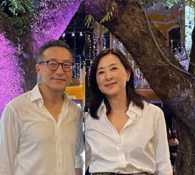 1999年，蔡崇信决定辞去70万美元的年薪工作，去杭州领500元月薪。更让人意外