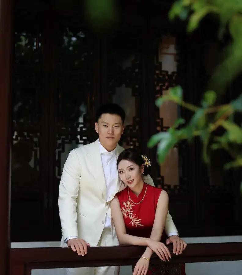 上海男篮李弘权，娶了上海美女老师，24岁就成人生赢家，两人看起十分般配，如今迎来
