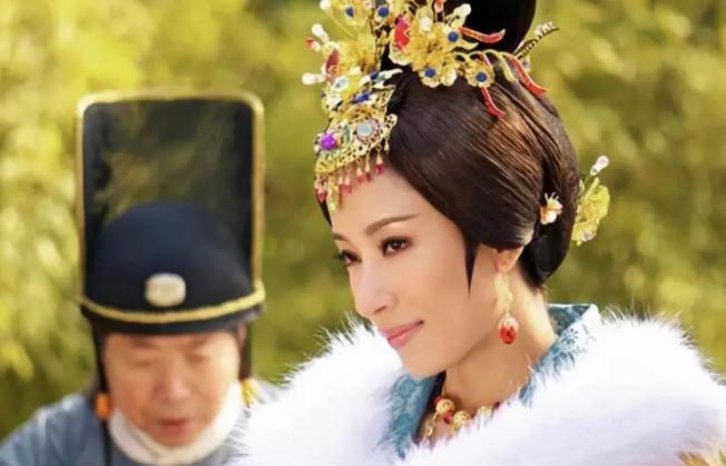 1464年，17岁的明宪宗轻轻地解开34岁万贵妃的衣衫，他看到万贵妃细白软嫩的肌