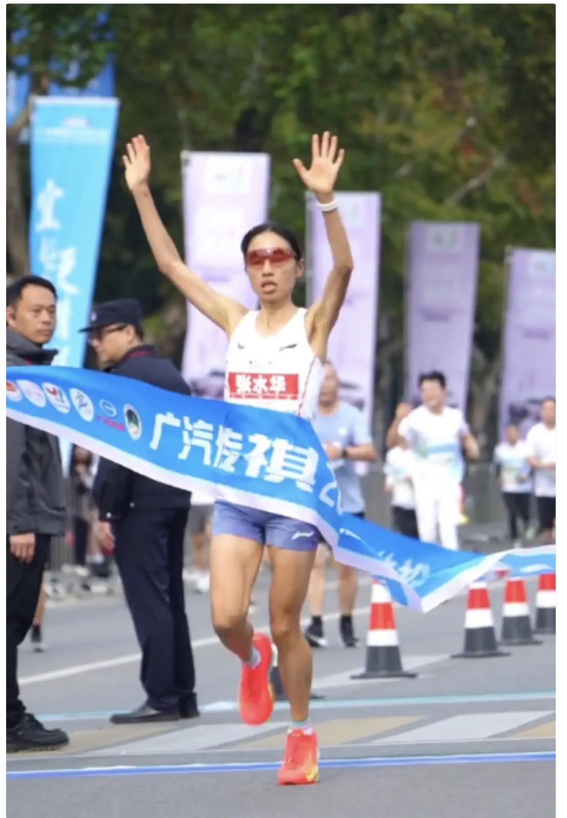 “天呐！果然还是没顶住“最快女护士”最新通告来了：上班期间请假跑马拉松，而