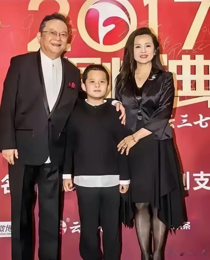 77岁的王刚，把珍藏半辈子的官窑瓷器变现了3000万，一分没给自己留。这笔钱全部