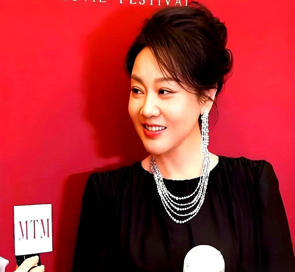 邹元清把底交了，闫妮可能一年里连酒都不沾。这个让所有人以为天天微醺的人，进片场掏出来的剧本早就翻得稀