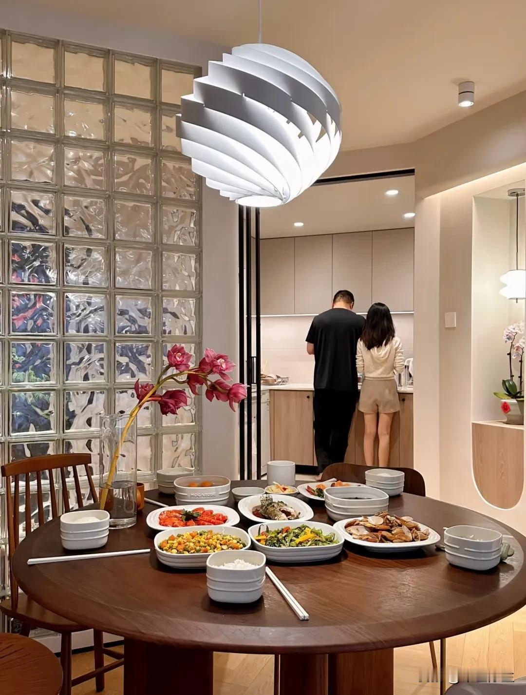 这应该是全网都渴望的婚姻下班一起买菜回家一起做饭饭后一起散步一起看电视