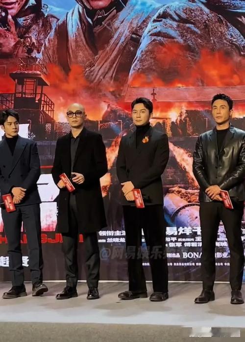 国剧盛典红毯上，李晨、朱亚文、严屹宽三位叔圈型男同框炸屏！李晨稳重大气如靠谱大哥