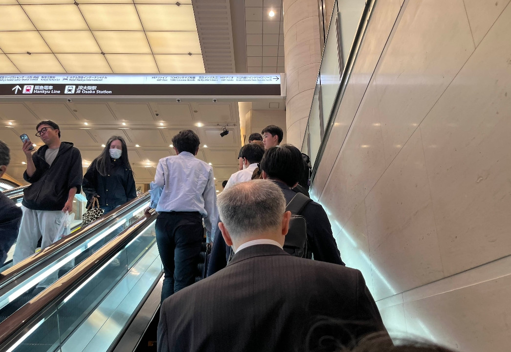 揭秘日本电动扶梯文化：单边站立背后的秩序与效率