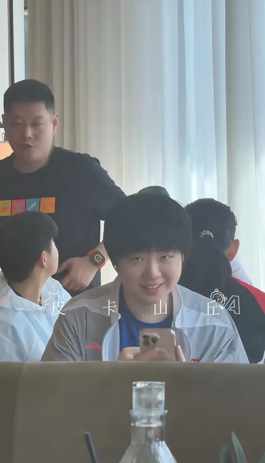 小曼姐:看看我莎姐这帮球迷！我瞅一眼，再瞅一眼，噫，拍下来，发到群里跟哥姐一起来
