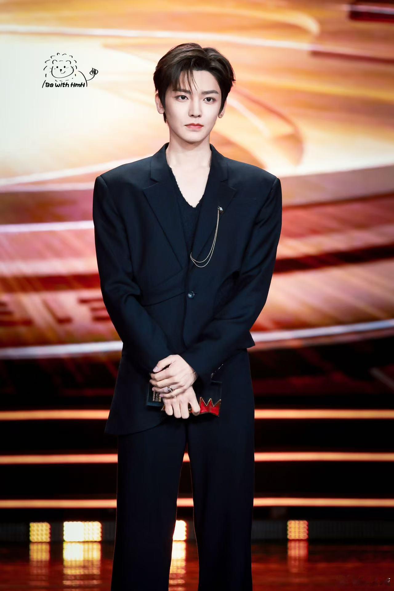 侯明昊获年度青云瞩目演员侯明昊黑色流苏大衣荣获年度青云瞩目演员，侯明昊用实力证