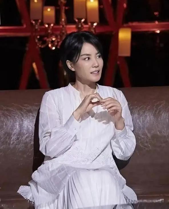 1997年，王菲以6000w的天价，签约百代唱片公司。拿到钱的第一时间，她跑到北