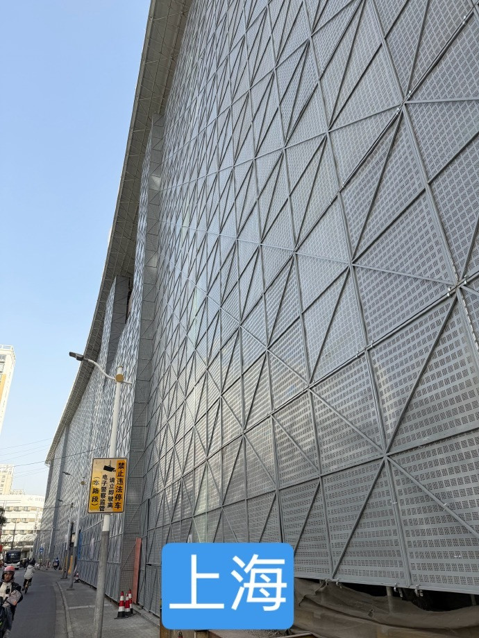 真正的国际化大都市外墙施工防护vs虚假的国际化大都市外墙施工防护