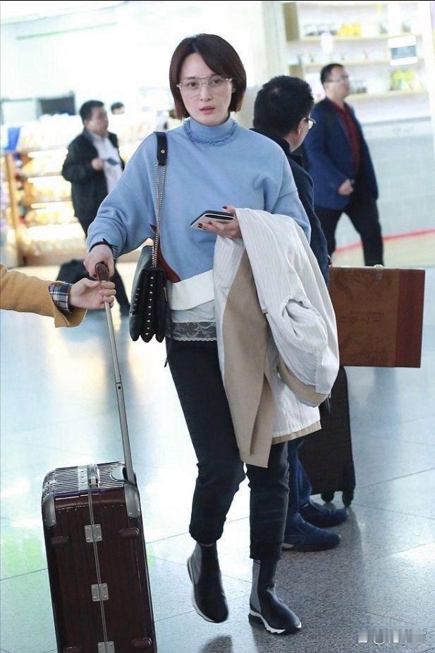 天呐！这居然是蒋勤勤？差点没认出来～珠圆玉润的富态感太绝了，这种温润的美谁看了不