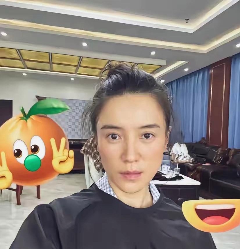 宋佳发的素颜自拍炸了！照片里她眼角那几条淡细纹、颧骨旁零星的小斑点都清清楚楚，没