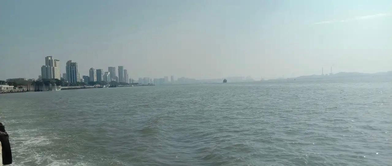 在股海中航行每次看到大海，我想到的就是股市。因为股市的涨跌像极了潮