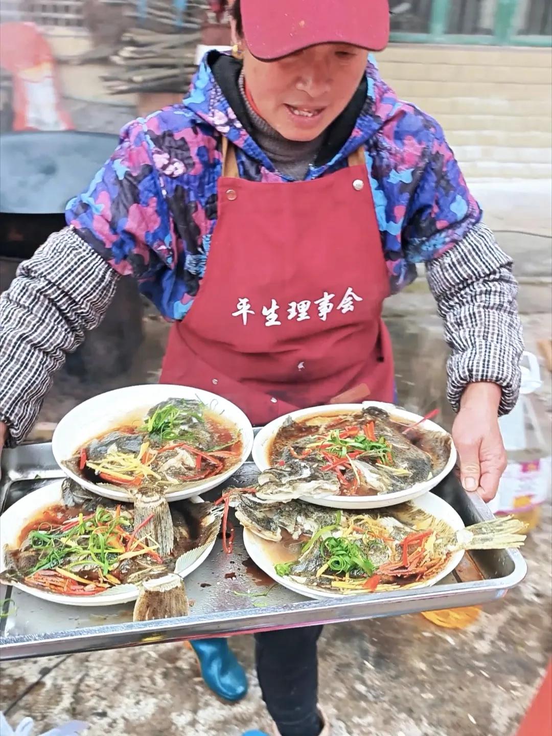 祁东农村酒宴上的清蒸多宝鱼，简直是舌尖上的享受。那鲜嫩的鱼肉，入口即化，鱼