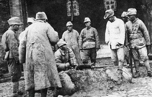 1944年，“大汉奸”郭绍绪邀请日军军官吃饭，喝的正酣时，伙计喊了一声：“清炖鸡