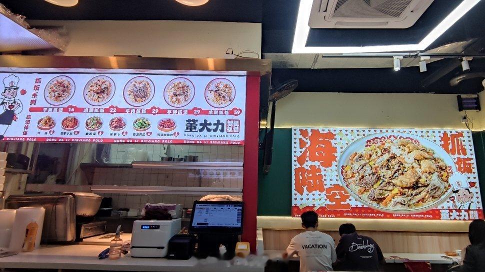 手抓饭是怎么翻译成polo的，百思不得其解[思考]对面那件衣服背后的des