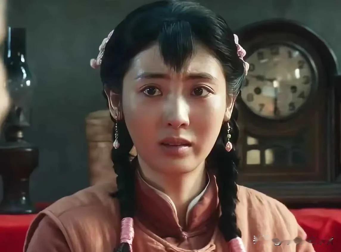 邢菲这不就火了，《生万物》邢菲饰演的苏苏真是看的让人着急，好好的女孩子，傻乎乎替