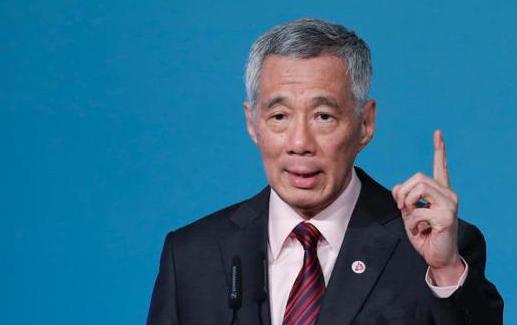 印尼的货船，以前去趟中国，得先在新加坡那儿拐个大弯，卸货、报关、再装船。新加坡啥