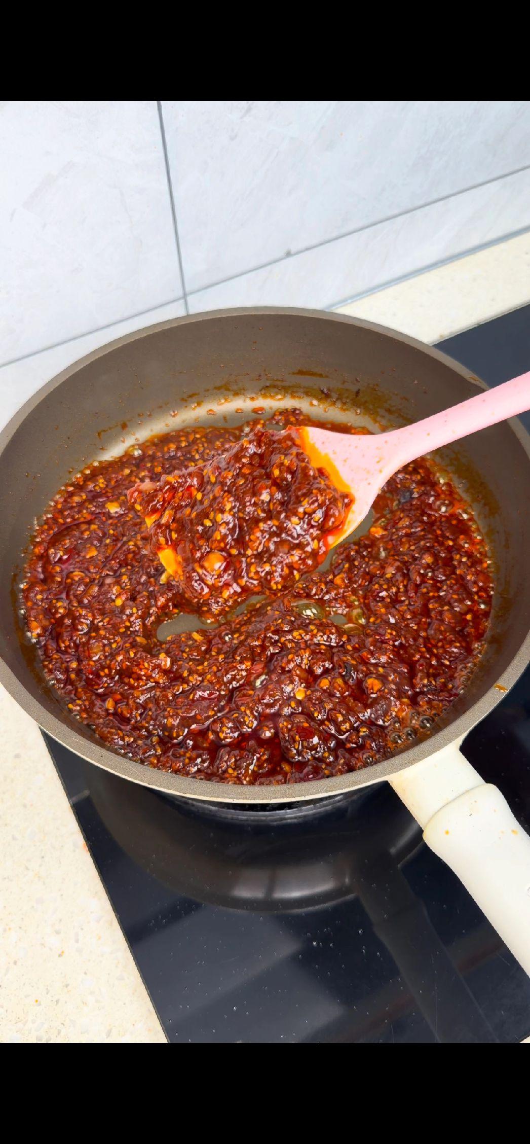 1️⃣准备材料：一勺豆瓣酱、一勺黄豆酱、一勺番茄酱、一勺蒜末、一勺洋葱、一勺蚝油