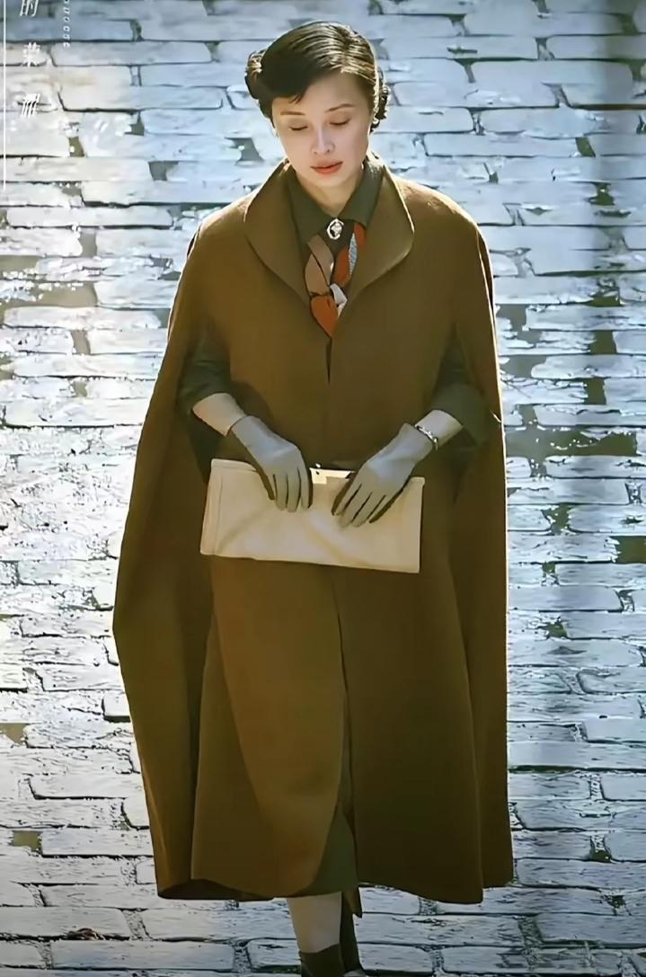 1950年6月10日,台北马场町刑场,一位身着素色旗袍的女子从容站立。枪响的瞬间