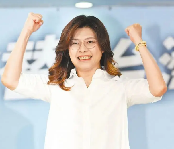 果然不出所料，国民党统派郑丽文竞选党魁的路上，遭到了亲美派的阻击，半路杀出程咬金