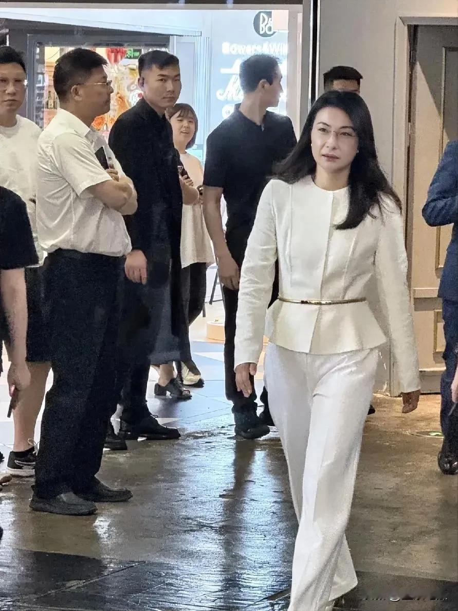 郭晶晶每一次亮相都能令人惊艳。她在家就如同普通的妈妈、家庭主妇一般，生活特别接地