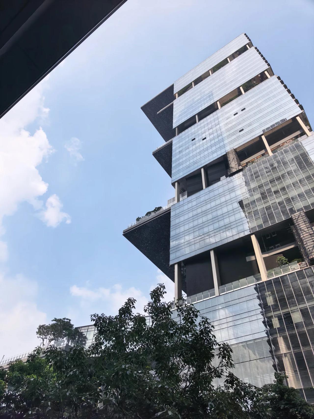 广州金融城琶洲鱼珠第二cbd发展滞后，写字楼空置率高，人口导入缓慢，应该引导西