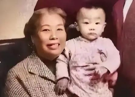 1968年，许广平突发心脏病住进医院，临终之际，许广平拉着儿子周海婴的手，流着泪