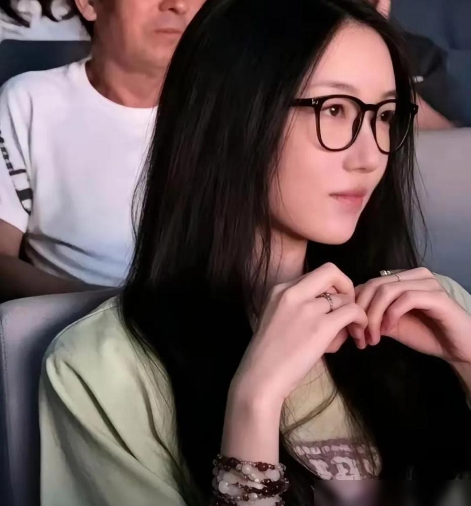 李嫣把李亚鹏拉黑了，不止一次。李亚鹏亲口说的。他给女儿连发消息，反复追问吃了