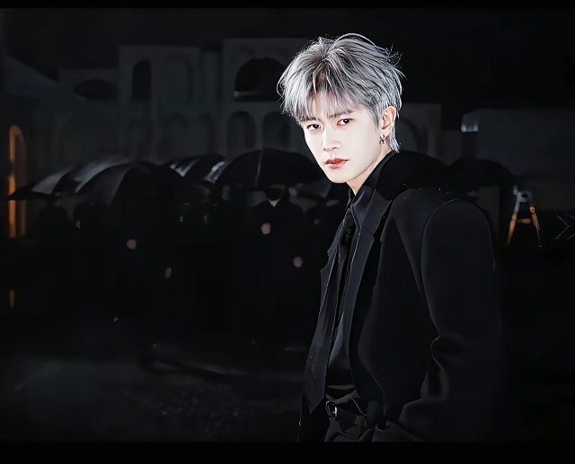 据说《佳偶天成》是任嘉伦能解约的任务作品，相当于业绩指标都搭在他的身上。要的就是